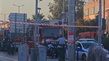 Φωτιά σε πατάρι καφετέριας στο Αιγάλεω, δεν υπάρχουν εγκλωβισμένοι, δείτε βίντεο