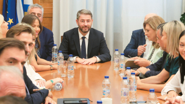 ΠΑΣΟΚ: Μετά τη ΔΕΘ, περιμένουν... το θαύμα των Χριστουγέννων