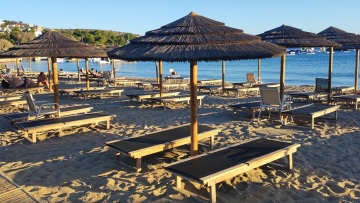 Συνελήφθη και η 21χρονη που ήταν με τον 76χρονο μετά τον θάνατο του 82χρονου στην πλαζ Βουλιαγμένης, κατηγορείται για συνέργεια
