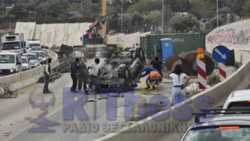 ΙΧ έπεσε σε εργοτάξιο του Flyover στον Περιφερειακό Θεσσαλονίκης, δείτε βίντεο