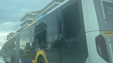 Έσπασε το πίσω τζάμι λεωφορείου μετά από σύγκρουση με φορτηγό στον Άλιμο, δείτε φωτογραφίες 
