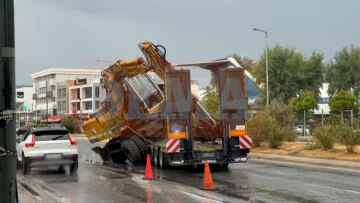Μπουλντόζα έφυγε πάνω από νταλίκα που «δίπλωσε» στη λεωφ. Βουλιαγμένης