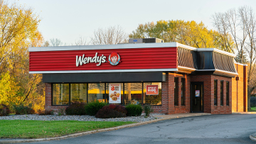 Wendy’s: Η άνοδος και η πτώση της αμερικανικής αλυσίδας που άφησε εποχή και στην Ελλάδα – Tερματίζονται εκατοντάδες συμβάσεις franchise