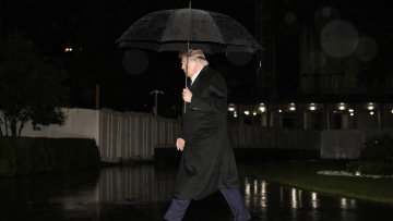 Ο Ντόναλντ Τραμπ αποπληρώνει τα δικά του δάνεια ενώ εκτοξεύεται το δημόσιο χρέος των ΗΠΑ