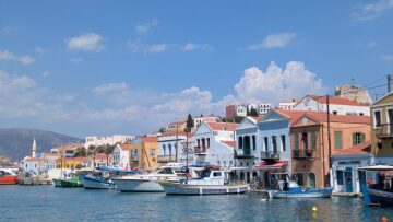 Ο γλύπτης του Καστελλόριζου που ζει και δημιουργεί σε μια αποθήκη καυσίμων 120 ετών, στην άκρη του Αιγαίου
