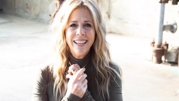 Η Rita Wilson αποκάλυψε ένα τεράστιο τατουάζ στην πλάτη της, που είναι ίδιο με του γιου της (εικόνα)