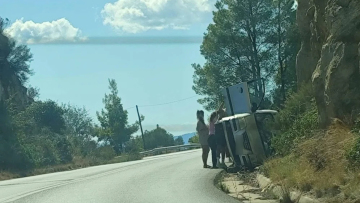 Αυτοκίνητο ανετράπη στη Χαλκιδική, διερχόμενοι έβγαλαν σώα την οδηγό
