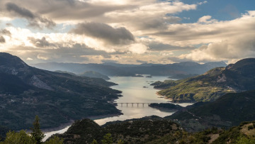 4 ελληνικά χωριά δίπλα σε μαγευτικές λίμνες