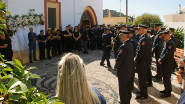 Συγκίνηση στην κηδεία του πυροσβέστη στη Ρόδο που έχασε τη ζωή του ενώ προσπαθούσε να σώσει δύο αναρριχητές