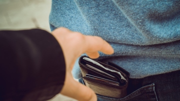 Στη φυλακή αρχηγός συμμορίας με ανήλικους πορτοφολάδες στο Παρίσι: 10χρονα κορίτσια πολλά από τα μέλη, περικύκλωναν τα θύματα στα ATM