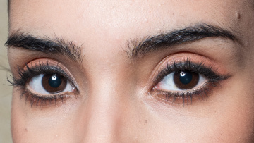 Πώς να πετύχετε το τέλειο eyeliner, σύμφωνα με τους ειδικούς ομορφιάς
