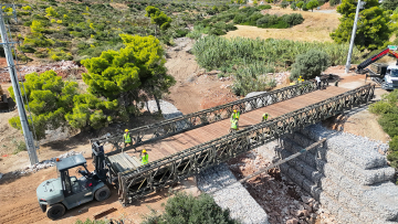 Καλλιτεχνούπολη: Ολοκληρώθηκε η τοποθέτηση της γέφυρας Bailey από τις Ενοπλες Δυνάμεις στο σημείο που είχε καταρρεύσει ο δρόμος
