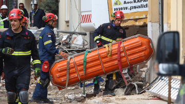 Βρέθηκαν ακόμα δύο σοροί στο κτήριο που κατέρρευσε στην Πλάκα, τέσσερις οι νεκροί και δύο οι αγνοούμενοι