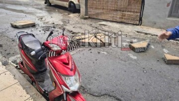 Ηράκλειο: Τμήμα μπαλκονιού κατέρρευσε και έπεσε πάνω σε μηχανάκι, δείτε βίντεο