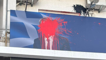 Έριξαν μπογιές στο πολιτικό γραφείο του Ανδρέα Λοβέρδου: «Δεν τους φοβάμαι, δεν με πτοούν»