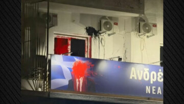 Έριξαν μπογιές στο πολιτικό γραφείο του Ανδρέα Λοβέρδου: «Δεν τους φοβάμαι, δεν με πτοούν»