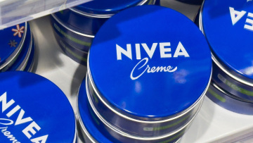 Nivea: Η μεγάλη επιστροφή της cult μπλε κρέμας – Από το σχέδιο για premium μάρκα, ξανά στη μαζική αγορά
