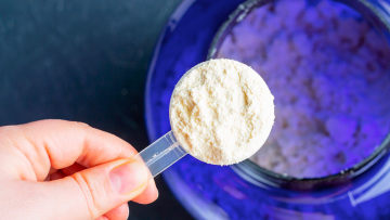 Πρωτεΐνη Whey: Η «χρυσή» σκόνη που εξαφανίζουν οι άνθρωποι της διπλανής πόρτας – Το τοπίο στην ελληνική αγορά