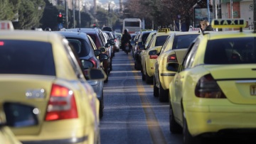 Έσπασε αγωγός της ΕΥΔΑΠ στο Χαλάνδρι: Διεκόπη η κυκλοφορία στην οδό Κώστα Βάρναλη