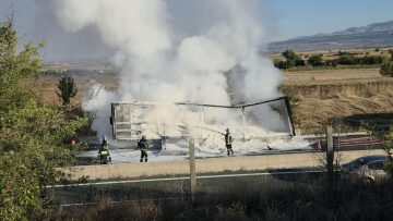 Φωτιά σε ρυμουλκούμενο φορτηγού στην Εγνατία Οδό, δείτε βίντεο

