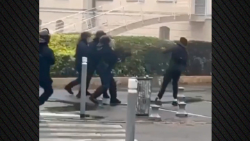 Βίντεο σοκ από τη Γαλλία: Αστυνομικός πυροβόλησε με εκτοξευτή χειροβομβίδων κατά μαθητή, «το στόμα του έχει διαλυθεί» λέει η μητέρα του
