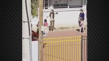 Ζούγκλα στο νηπιαγωγείο των Άνω Λιοσίων: Ρομά γονέας έδειρε τη διευθύντρια που φώναζε στα παιδιά, δείτε βίντεο με τη στιγμή του ξυλοδαρμού