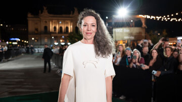 Το νέο look της Ολίβια Κόλμαν: Εμφανίστηκε με μακριά και γκρίζα  μαλλιά μετά από σχεδόν μία δεκαετία
