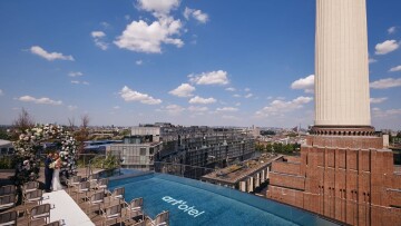 
7 θεαματικές πισίνες σε ταράτσες αστικών ξενοδοχείων: Εντυπωσιακή θέα και βουτιές