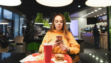 Έφηβοι με smartphones από τα 12: Πώς επηρεάζουν τη σχέση με το σώμα και το φαγητό