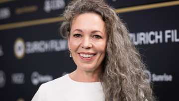 Olivia Colman: Τα μακριά γκρίζα μαλλιά της είναι η πιο chic έμπνευση για γυναίκες άνω των 50
