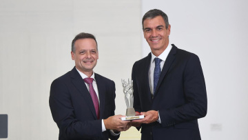 Ο Δούκας απένειμε στον Σάντσεθ το Βραβείο Δημοκρατίας της Πόλης των Αθηνών 2026