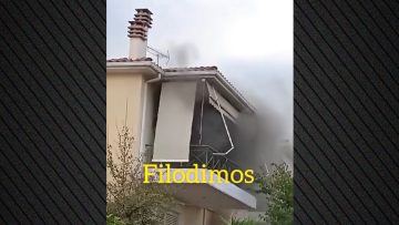 Φωτιά τώρα σε διαμέρισμα στο Αίγιο, απεγκλωβίστηκε μια γυναίκα, δείτε βίντεο