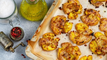 Smashed πατάτες στο air fryer: Τραγανές από έξω, αφράτες μέσα με 3 βασικά υλικά