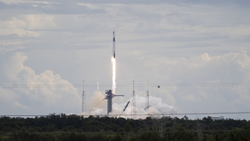 Εκτοξεύτηκε ο πύραυλος της SpaceX που μεταφέρει τέσσερις αστροναύτες στον Διεθνή Διαστημικό Σταθμό, βίντεο