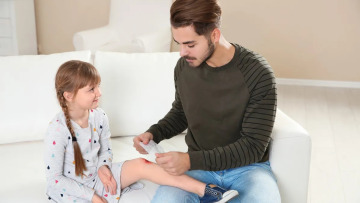 Το παιδί έπεσε και χτύπησε; 4 βήματα για να περιποιηθείτε σωστά μια πληγή – Η πασίγνωστη αλοιφή που κάνει θαύματα!