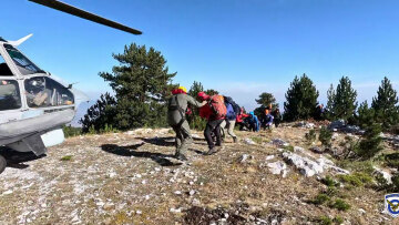Καρέ καρέ η επιχείρηση διάσωσης των μαθητών στον Όλυμπο: Super Puma απομακρύνει τα παιδιά από το καταφύγιο, δείτε βίντεο