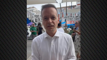 Ο Δούκας πρώτα πήγε σε αντικυβερνητική διαδήλωση για το στεγαστικό στην Ισπανία και μετά βράβευσε τον Σάντσεθ! (βίντεο)