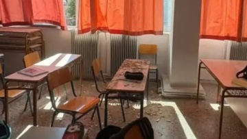 Τμήμα οροφής έπεσε σε αίθουσα Λυκείου της Πάτρας ενώ μέσα βρίσκονταν μαθητές, κλείνει μέχρι νεωτέρας το σχολείο