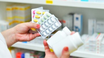 Πολυφαρμακία: Τρεις στις δέκα επείγουσες εισαγωγές ηλικιωμένων συνδέονται με τα φάρμακα