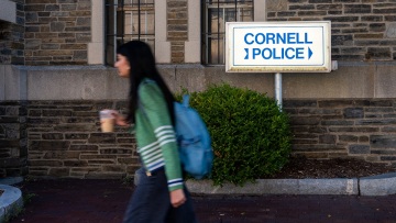 Σοκαριστική μαρτυρία απόφοιτης Cornell: «Τότε έμαθα ότι σε εκείνη την αίθουσα βιάζουν ομαδικά φοιτήτριες»
