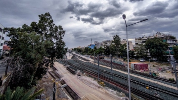 Προβλήματα από τους ισχυρούς ανέμους στην Αττική: 34 κλήσεις στην Πυροσβεστική, έπεσαν δέντρα και απομακρύνθηκαν αντικείμενα