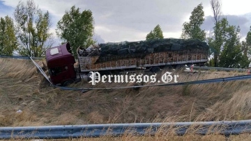 Νταλίκα έμεινε κρεμασμένη από γέφυρα στη Βοιωτία, σώοι οδηγός και συνοδηγός
