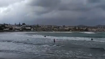 Κάτοικοι των Χανίων πήγαν για... μπάνιο στην παραλία των Αγίων Αποστόλων εν μέσω κακοκαιρίας, δείτε βίντεο