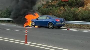 Τρόμος για οικογένεια στην Κρήτη, το αυτοκίνητό τους τυλίχτηκε στις φλόγες στον ΒΟΑΚ, δείτε βίντεο