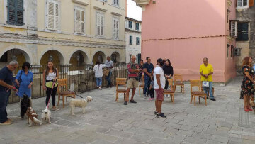 Στην εκκλησία με τα κατοικίδιά τους για την Παγκόσμια Ημέρα Ζώων: Σκύλοι, γάτες και πουλιά παίρνουν την ευλογία στον προαύλιο χώρο του Αγίου Φραγκίσκου στην Κέρκυρα