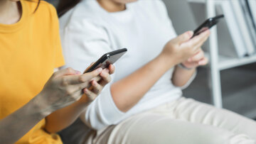 Κλειδώνουν τα social media για τους κάτω των 15 από 1η Ιανουρίου - Πώς θα λειτουργήσει η επαλήθευση ηλικίας, ποια ευθύνη έχουν πλατφόρμες και γονείς
