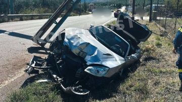 Αυτοκίνητο ξήλωσε μεταλλική βάση πινακίδων μετά από σύγκρουση στο Σοφικό, δείτε βίντεο και φωτογραφίες