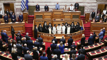 Μήνυμα Ιερώνυμου στη Βουλή: Υπομονή στην αντιμετώπιση των δυσκολιών της μεταξύ μας συνεννοήσεως