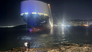 Προσάραξε φορτηγό πλοίο στον δίαυλο του Ναυστάθμου Σαλαμίνας, δείτε βίντεο και φωτογραφίες