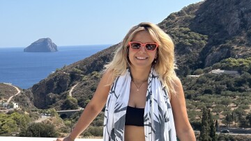 «Από αυτό το νησί δεν λείπει τίποτα»: Tα Κύθηρα της τραγουδίστριας Δήμητρας Σταθοπούλου 